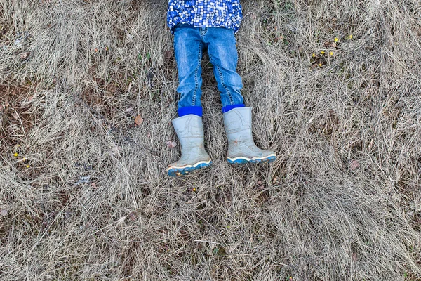 Ребенок лежит на сене . — стоковое фото