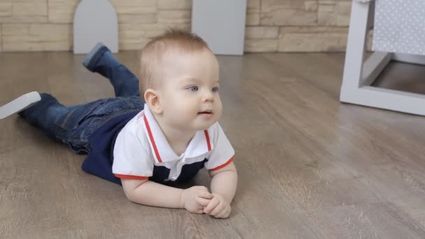 Малыш ползает по полу — стоковое видео