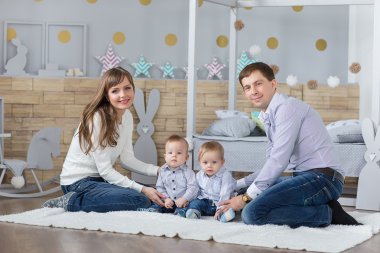 Mutlu anne baba aile portresi