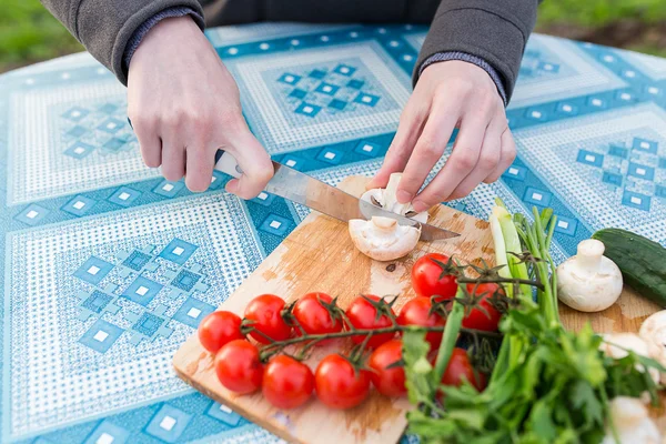 Manos picando verduras frescas — Foto de Stock