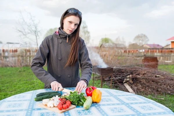 Mujer cortando verduras frescas — Foto de Stock
