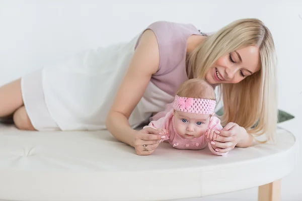 Moeder spelen met haar baby — Stockfoto