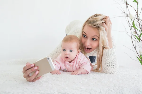 Baby maken selfie op mobiele telefoon — Stockfoto