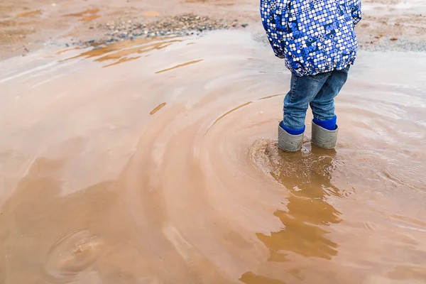Niño con botas de lluvia —  Fotos de Stock