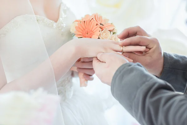 Man wears wedding ring — Stock Photo, Image