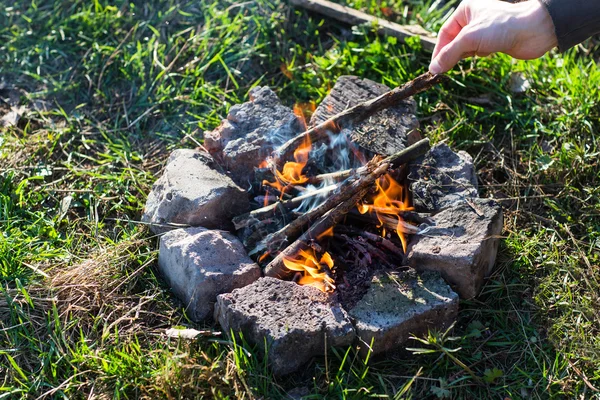 Traveler kindles a bonfire — Stock Photo, Image