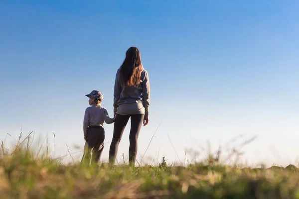 Mãe com seu filho no fundo — Fotografia de Stock