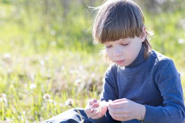 Çocuk oturur ve düşünüyor