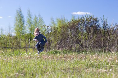 Çocuk bir yaz parkta atlama.