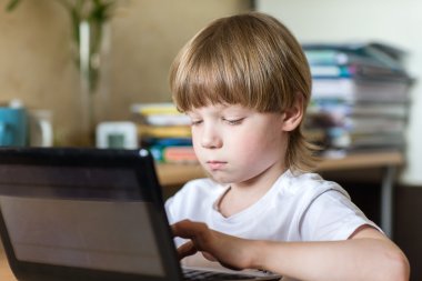 dizüstü bilgisayar kullanan çocuk