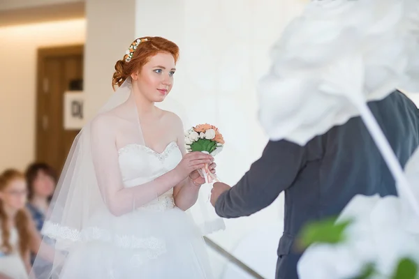 Groom gives wedding bouquet — Stock Photo, Image