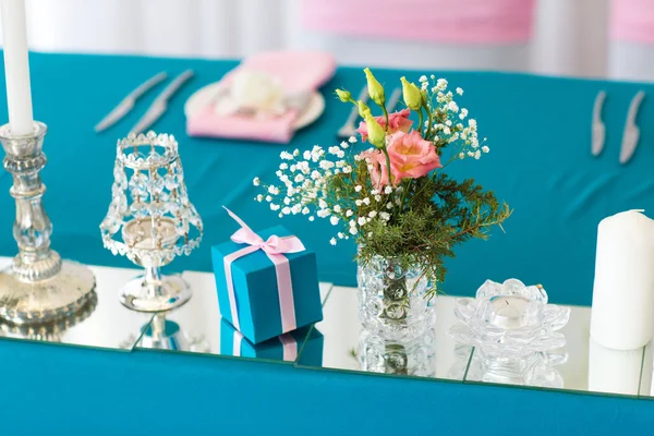 Hermosas flores en la mesa — Foto de Stock