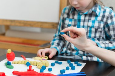 Anne ve çocuk çocuk çocuk renkli kil oynamak