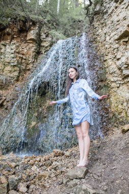 dağ şelale yürüyen kadın