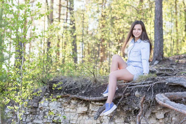 Portrait of woman on a rock — Stock Photo, Image