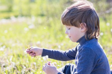 Çocuk oturur ve düşünüyor