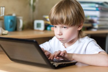 dizüstü bilgisayar kullanan çocuk