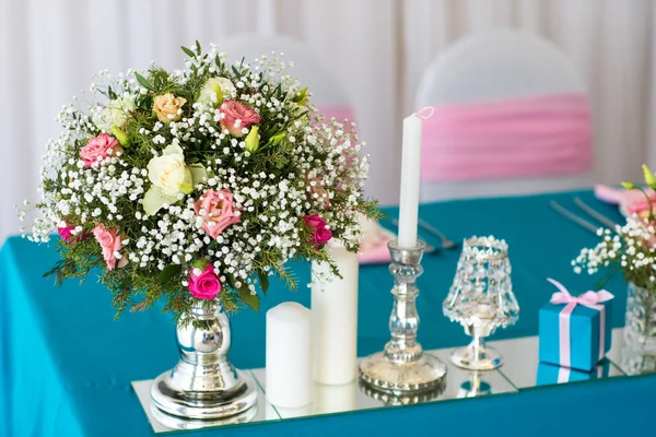 Hermosas flores en la mesa — Foto de Stock