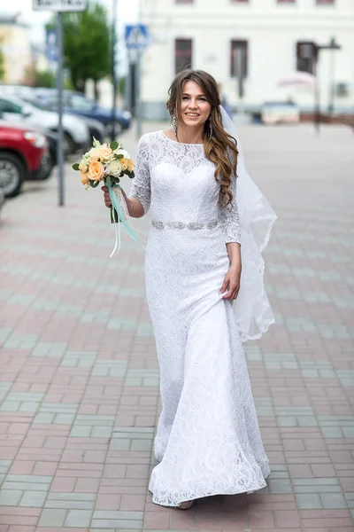 Dia do casamento. Bela noiva jovem — Fotografia de Stock