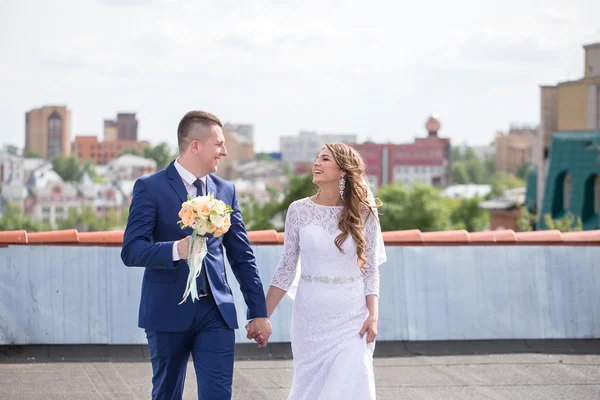 Bride and groom on the roof — Stock Photo, Image