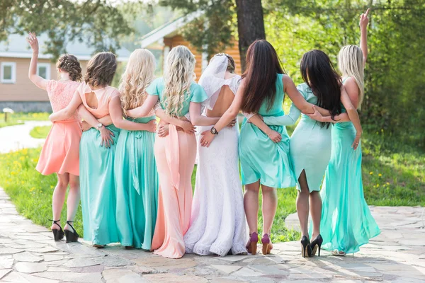 A noiva com seus amigos . — Fotografia de Stock