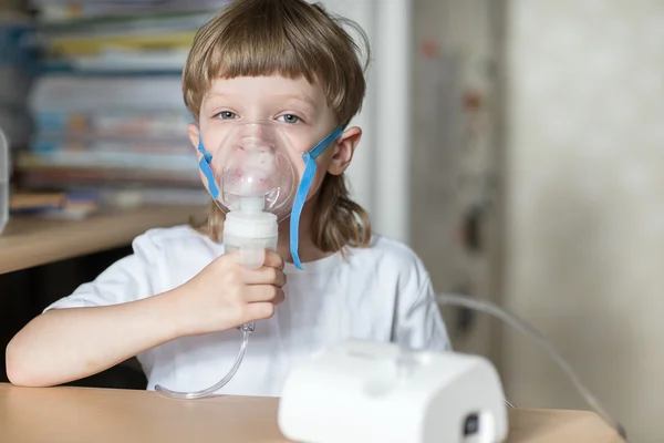 Kind hält eine Maske in der Hand — Stockfoto