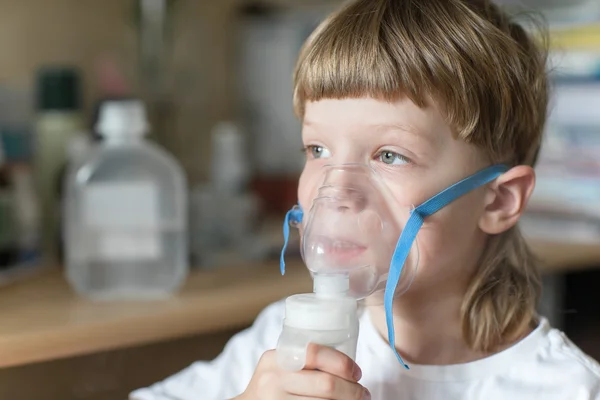 Criança segura um inalador de vapor de máscara — Fotografia de Stock