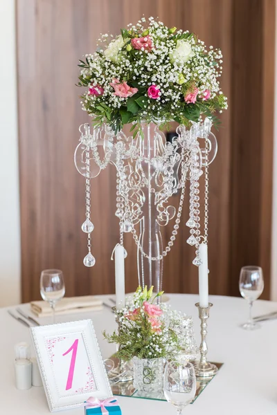 Gyönyörű virágok az asztalon — Stock Fotó