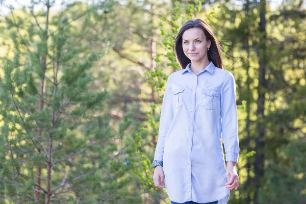 Mujer relajante en la naturaleza — Foto de Stock