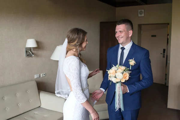 Bride meets groom — Stock Photo, Image