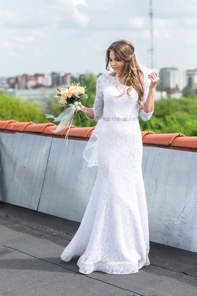 Bride on the roof of the city — Stock Photo, Image