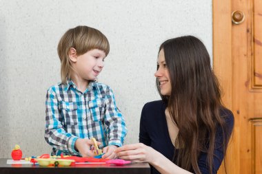 Anne ve çocuk çocuk çocuk renkli kil oynamak