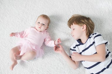 Yerde yatarken kardeş kardeş