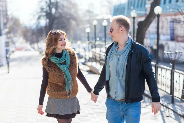 Casal caminhando no parque — Fotografia de Stock