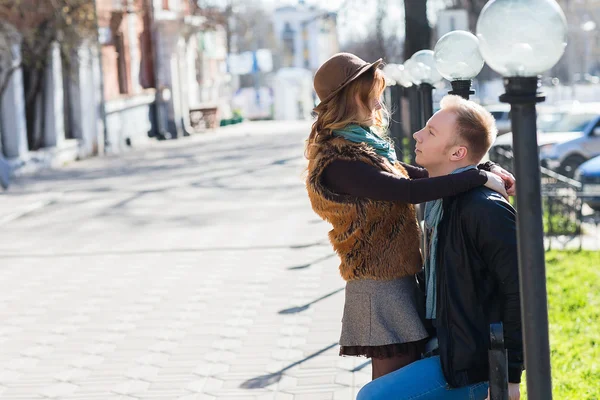 Couple marchant dans le parc — Photo