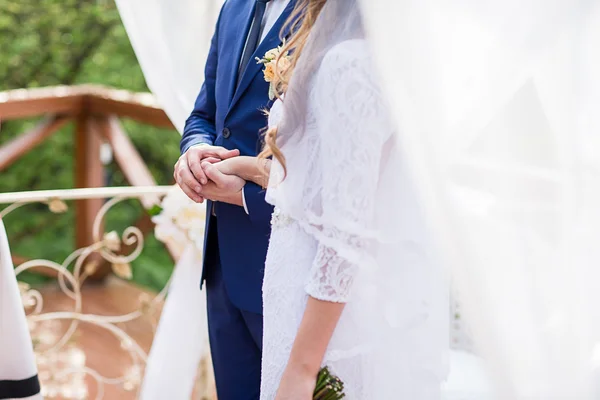 Couple holding hands — Stock Photo, Image