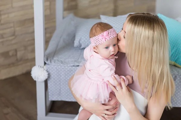 Mamma sätter sin baby dotter sova — Stockfoto