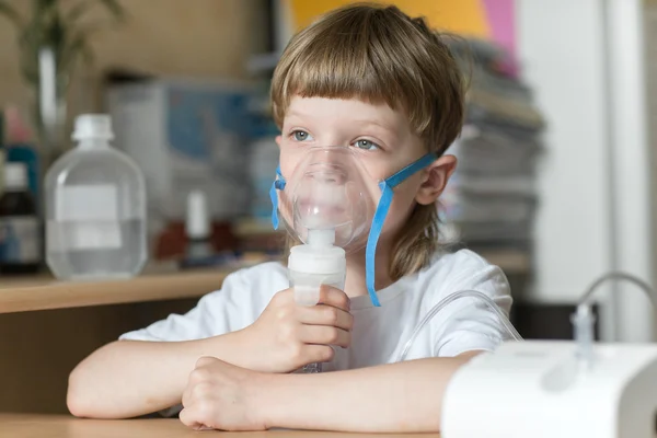 Dziecko posiada inhalator pary maska — Zdjęcie stockowe