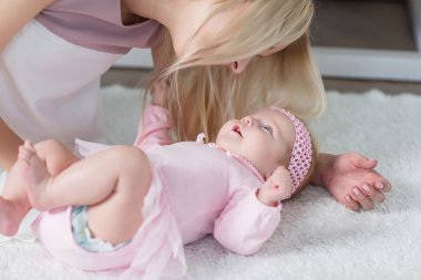 Anne bebeğiyle oynuyor.