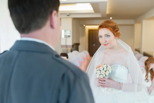 Bräutigam überreicht Brautstrauß — Stockfoto