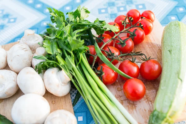 Verduras frescas en la mesa — Foto de Stock