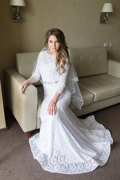 Beautiful bride in luxury hotel room. — Stock Photo, Image