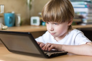 dizüstü bilgisayar kullanan çocuk