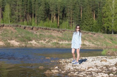 kayaların üzerinde yürüyen kadın