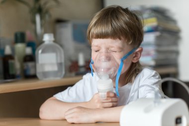 Çocuk bir maske buharı inhaler tutar