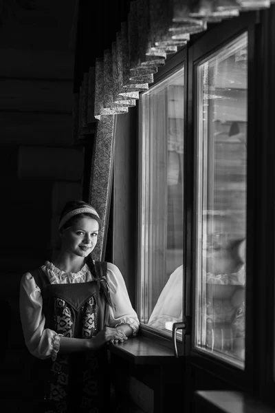 Retrato de mulher bonita em estilo russo — Fotografia de Stock