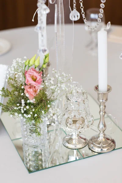 Gyönyörű virágok az asztalon — Stock Fotó