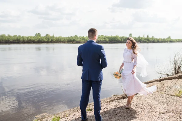 Newlyweds embraces outdoors. — Stock Photo, Image