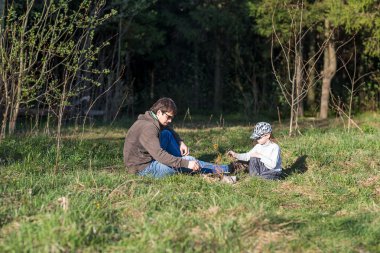 Baba ile oğlu kindle şenlik ateşi