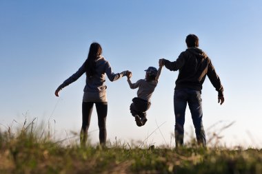 arka plan gökyüzü üzerinde aile oyun